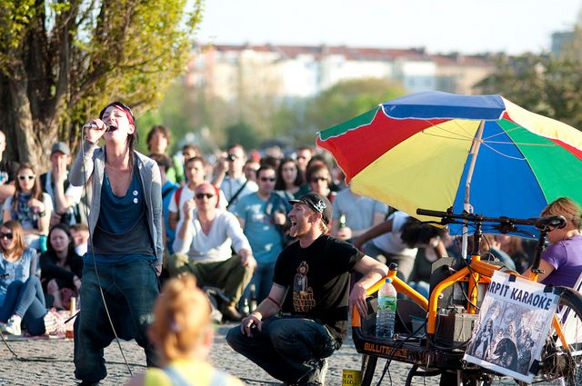 karaoke foule femme qui chante parasol mauerpark - blog GO Voyages