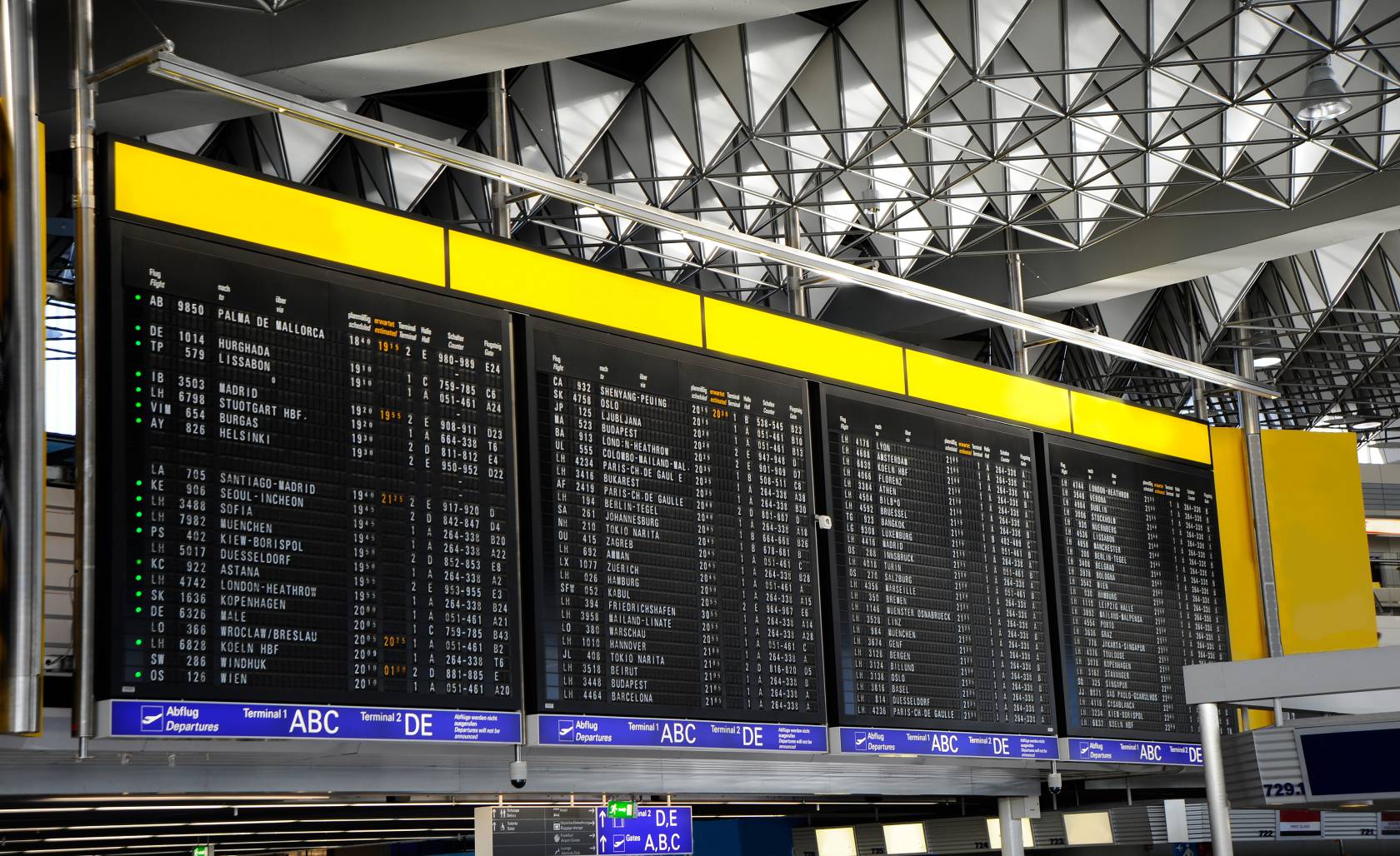 Табло вылета аэропорта де голль. Arrival and departure Board. Departures and arrivals. Arrivals Board. Перекидное табло аэропорт.