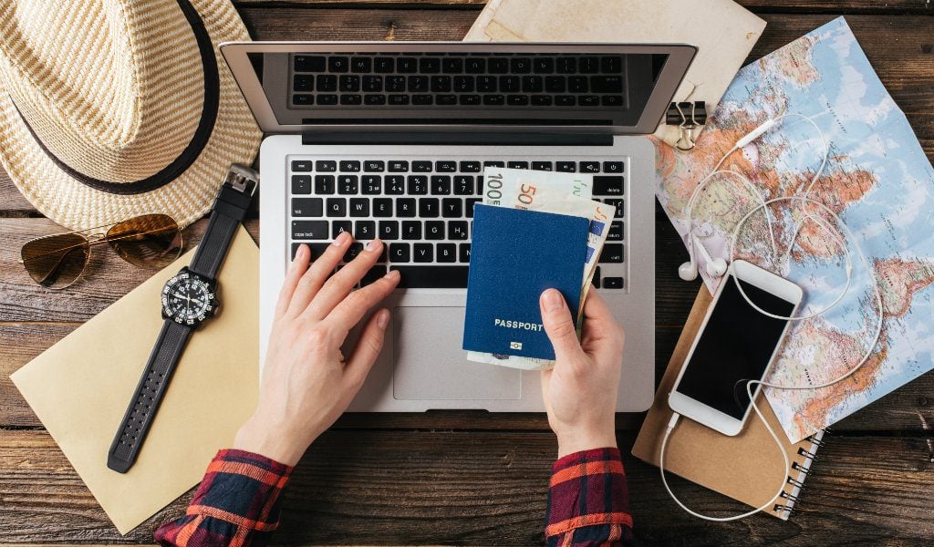 ordinateur portable passeport voyage - blog go voyages