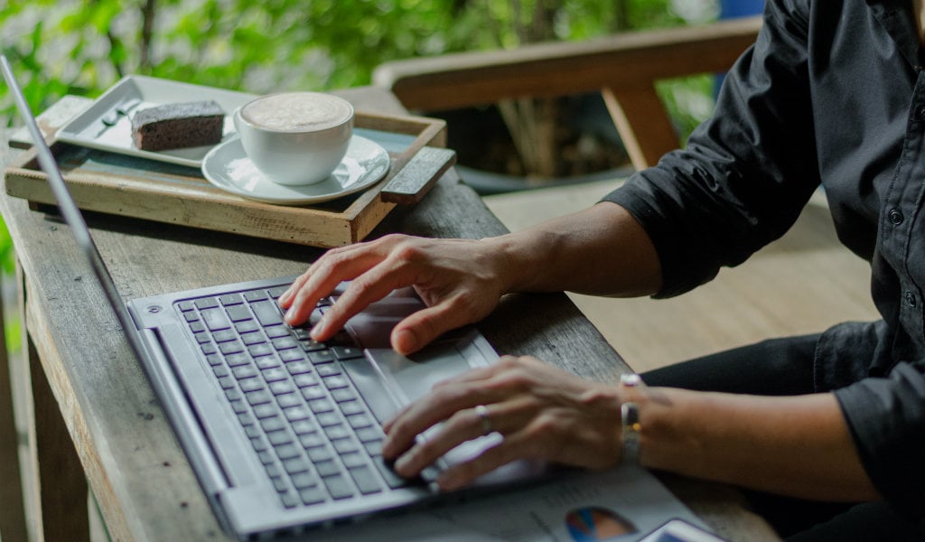 ordinateur portable exterieur - blog go voyages