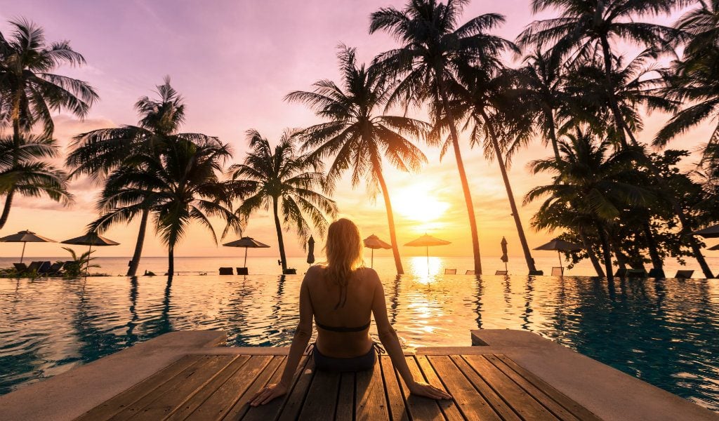 femme piscine coucher de soleil - blog GO Voyages