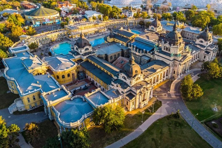 vue aérienne thermes de széchenyi budapest