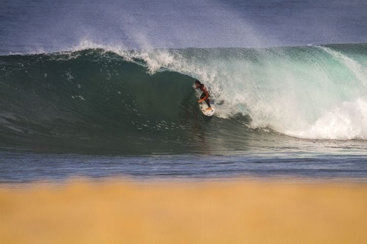 surfeur vague nazare portugal