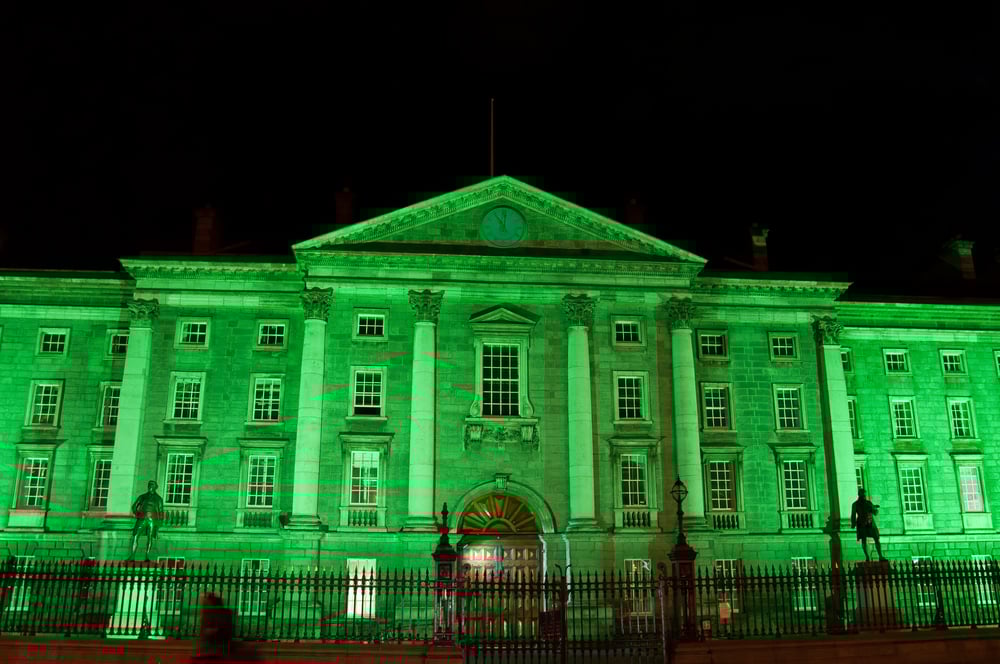 monument Dublin illuminé de vert fete Saint Patrick